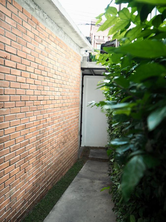 Отель Bua House Poshtel Чиангмай Экстерьер фото