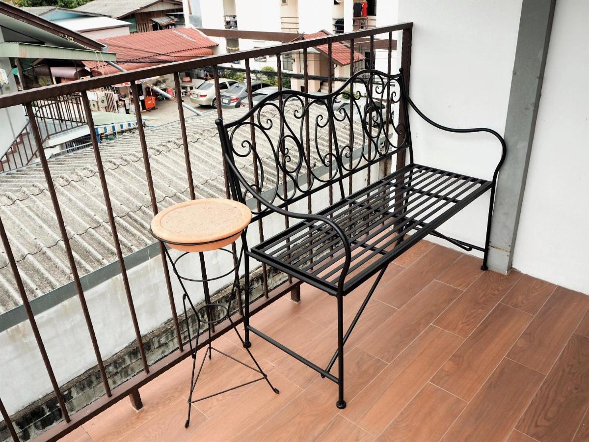 Отель Bua House Poshtel Чиангмай Экстерьер фото